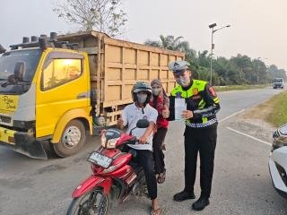 Kabut Asap Selimuti Siak, Satlantas Polres Siak Bagikan Masker kepada Pengguna Jalan