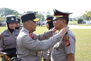 Dua Personel Terima Kenaikan Pangkat Pengabdian, Wakapolda Riau: Kepercayaan dan Harus Dijaga