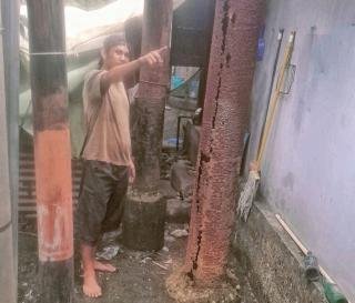 Tiang Listrik PLN Berkarat di Jalan Riau Tak Kunjung Diganti, Ancam Keselamatan Warga 