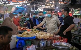 Wawako Pekanbaru Bagikan 2.000 Masker ke Pedagang Pasar Cik Puan, Ingatkan Bahaya Paparan Asap