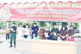 Kejari Rohul Musnahkan Barang Bukti 63 Perkara Narkotika dan 48 Perkara Oharda