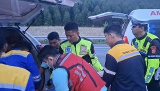 Tabrak U-Turn Pembatas Jalan Tol Permai, 2 Penumpang Mini Bus Tewas dan 7 Luka