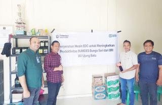 BRI BO Ujung Batu Dorong Digitalisasi Desa, BUMDes Bunga Sari Terima Mesin EDC