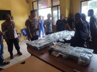 Polisi di Riau Amankan Tiga Orang Bersama Empat Karung Diduga Sabu dari Malaysia