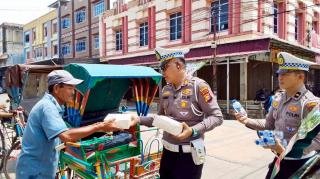 Polantas Karib Polres Inhil Gelar Jumat Berbagi, Dekat dengan Masyarakat-Peduli Keselamatan