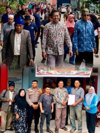 Ratusan Warga Arak Nanang Helmanto Daftar Calon Kades Lalang Kabung