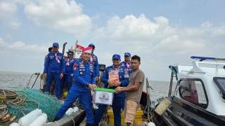 Rangkaian EMPP, Satpolairud Pelalawan Bagikan Bansos dan Bendera Merah Putih kepada Nelayan
