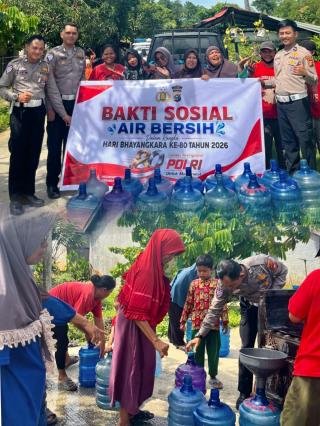 Satlantas Polres Pelalawan Distribusikan Air Bersih kepada Warga SP 6 Terdampak Kekeringan