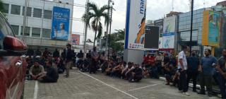 Karyawan PT Hutahaean Aksi ke Bank Mandiri Minta Buka Blokir Rekening