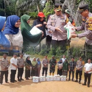 Kapolres dan Kapolsek Ukui Serahkan Bantuan. Cooling System saat Banjir, Keamanan Pilkada Prioritas