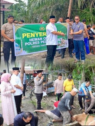 Polres Pelalawan Sembelih 12 Hewan Kurban, Salurkan pada Warga dan Panti Asuhan