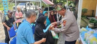 Polsek Kampar Gelar Jumat Barokah di Desa Pulau Tinggi, Warga : Ini Sangat Membantu Kebutuhan Kami
