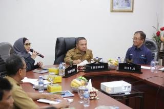Gubri Abdul Wahid Dorong 2026 Kabel Listrik Bawah Laut Tersambungkan ke Pulau Terpencil