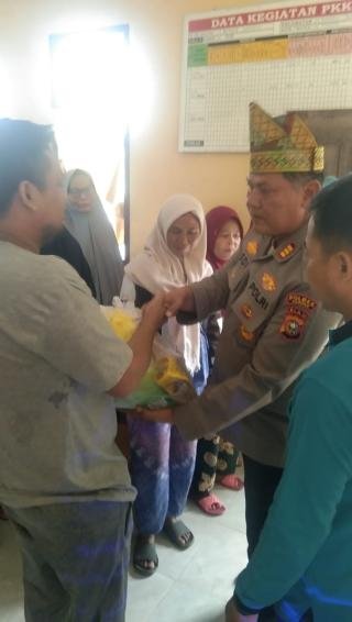Berbagi Sembako di Rumbio Jaya, Kapolsek Kampar Sampaikan Edukasi Masalah Hukum