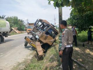 Diduga Rem Blong, Truk Tangki Hantam Dump Truk 