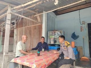 Bhabinkamtibmas Desa Beringin Rangkul Pemilik Warung dalam Cooling System Pilkada Serentak