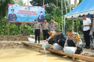 Dukung Program Ketahanan Pangan, Polres Inhu Tebar 6.000 Bibit Ikan