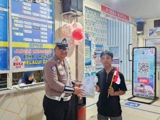 Meriahkan HUT ke-80 RI, Polantas Bagi-bagi Bendera Merah Putih ke Wajib Pajak 