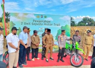 Senyum Bahagia Dua Mahot Gajah Domang dan Tari Dapat Hadiah Motor dari Kapolda Riau