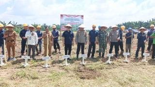 Kapolres Inhu Pimpin Penanaman Jagung Bersama PT PAS, Dukung Swasembada Pangan