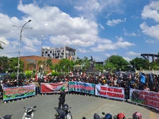 Massa Dukung Penertiban TNTN Serahkan Boneka “Tari” dan “Domang