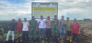 Kapolsek Rupat Bersama Upika Pasang Plang Peringatan Larangan Beraktivitas di Lahan Terbakar