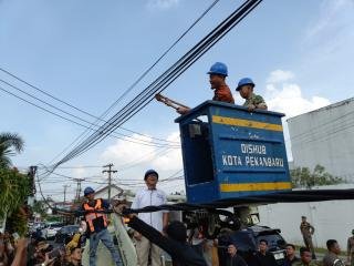 Wako Agung Turun Langsung Tertibkan Kabel Jaringan Semrawut di Jalan Ronggo Warsito 