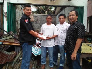 PWI Riau Serahkan Dana Sumbangan ke Anggota PWI Pelalawan Korban Kebakaran