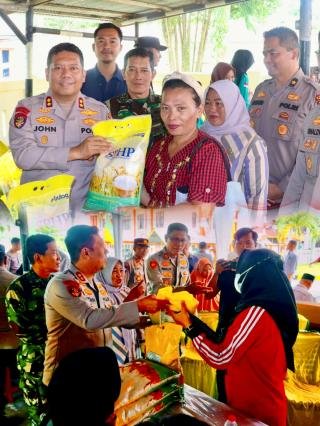 11 Ton Beras Pasar Murah Polres Pelalawan Habis 