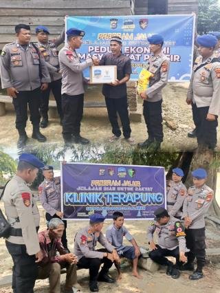 Satpolairud Polres Pelalawan Kembali Sambangi Warga Pesisir seraya Salurkan Sembako