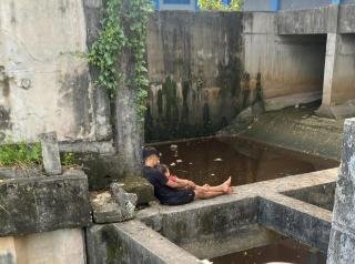 Respons Cepat, Personel Ditlantas Polda Riau Gagalkan Aksi Bunuh Diri Pria Bawa Anak