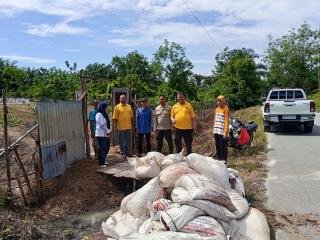 Polisi Cinta Petani, Kapolsek Kampar Serahkan Bantuan Pupuk untuk BUMDes Sendayan