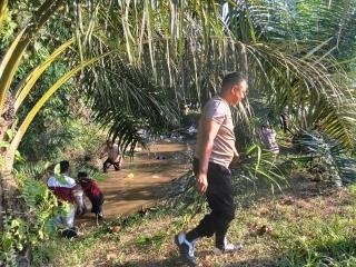 Antisipasi Banjir dan DBD, Kapolsek Kampar Gerakkan Gotong Royong Bersama Masyarakat