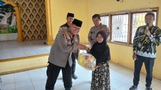 Jumat Barokah Polsek Kampar, AKP Asdisyah: Kita Tahu Rasanya Tak Punya Apa-Apa