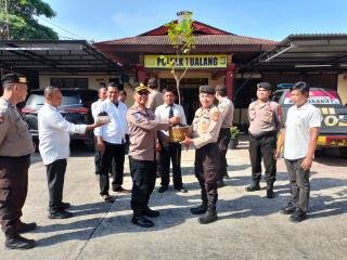Kapolsek Tualang Beri Kado Pohon ke Anggota yang Ultah: Perhatian Kelestarian Lingkungan