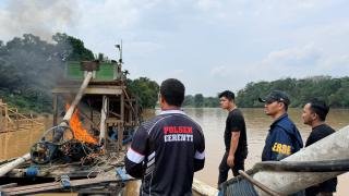 Tim Ditreskrimsus Polda Riau Dihadang Warga saat Tindak Aktivitas PETI di Kuansing