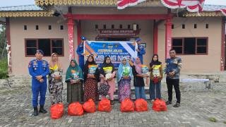 Polisi Bersama Masyarakat, Polres Pelalawan Berikan Sembako ke Warga Kuala Kampar 