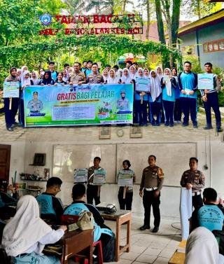 Satlantas Polres Pelalawan Sambangi Sekolah: Tanam 10 Pohon Dapat SIM Gratis