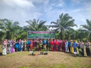 Kapolsek Rupat Bersama Upika Ikut Tanam Pohon Serentak yang Dipimpin Kapolda Riau