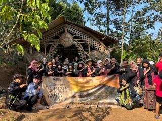 Kunjungi Pasar Renteng, Penyair Perempuan Indonesia Maknai Koin Kayu dan Gong Renteng