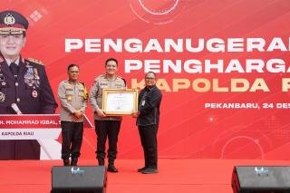 Dedikasi Nyata, KPU Riau Kembali Terima Dua Penghargaan di Penghujung Tahun 2024