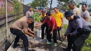 Bakti Religi Sambut Hari Bhayangkara ke-79, Polsek Sukajadi Tanam Pohon dan Bersihkan Tempat Ibadah