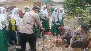 Ke SMPN 16 Pekanbaru, Polsek Sukajadi Sosialisasikan Lingkungan Hidup dan Tanam Pohon
