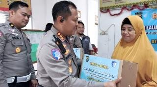 Bagikan 200 Paket Sembako di Empat Titik, Ditlantas Selipkan Edukasi Keselamatan Berlalu Lintas