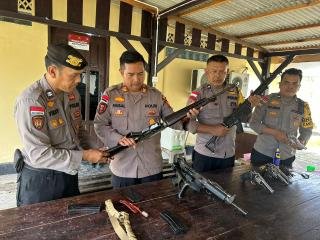  Cek dan Pembersihan Senpi, Kapolsek Rupat: Dalam Keadaan Siap Pakai