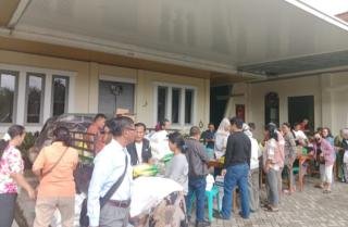 Warga Sambut Pasar Murah Panitia Natal Insan Pers Riau 2025 dengan Gembira