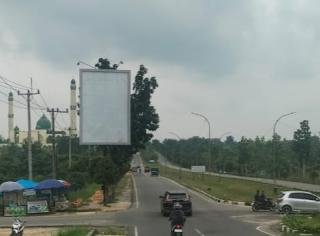 Jarak Hanya 500 Meter dari Kantor Bupati Pelalawan Kembali Papan Reklame Ilegal Berdiri