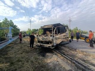 Dituduh Maling Sawit Supir Colt Diesel Dihajar, Mobil Dibakar