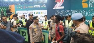 Berdialog dengan Pelari Internasional Usai Buka Pengambilan Racepack, Kapolda Riau: RBR Mendunia