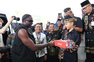 Baru Tiba ke Kuansing, Rapper Melly Mike Beri Kado Spesial kepada Dikha Si Bocah Pacu Jalur 